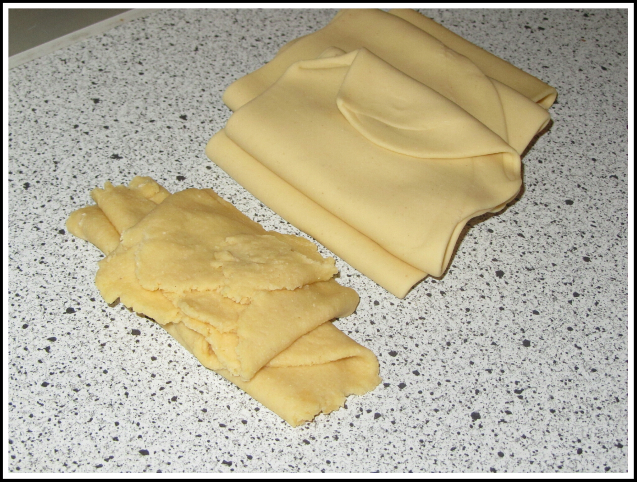 Pastateig vor und nach dem Walzen